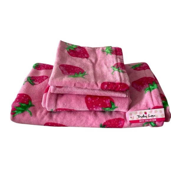 Truly Lou Strawberry Print 4pc Bath Towel Set Pink 100% Cotton New - Picture 1 of 7